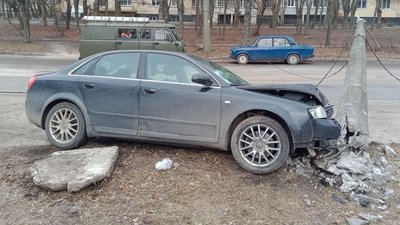 У Житомирі біля дитсадка сталася ДТП – водій в'їхав у електроопору й пішов з місця аварії (ОНОВЛЕНО)