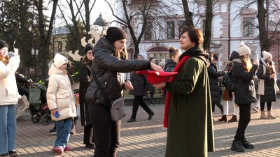 У Франківську провели благодійну коляду на підтримку бійців ЗСУ У Франківську провели благодійну коляду на підтримку бійців ЗСУ