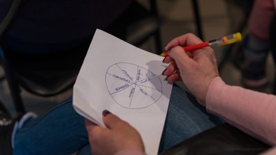 "Тут цікаво, затишно, безпечно": У Кам’янському на Дніпропетровщині відкрили центр для жінок та дівчат "Свій простір"