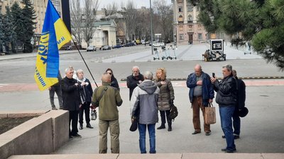 Річниця розгону антимайдану. Миколаївці зібралися на Соборній площі Річниця розгону антимайдану. Миколаївці зібралися на Соборній площі