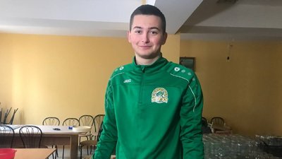 Гравці тернопільського клубу “Нива” готують тушонки для українських бійців Гравці тернопільського клубу “Нива” готують тушонки для українських бійців