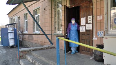 Працівниця лікарні у захисному костюмі Працівниця лікарні у захисному костюмі