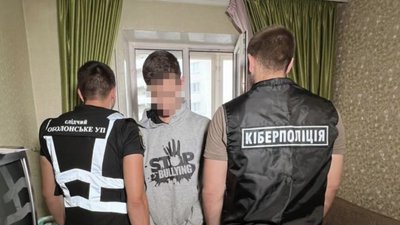 Обіцяв вивезти із зони бових дій: у Києві затримали шахрая, який прикидався волонтером