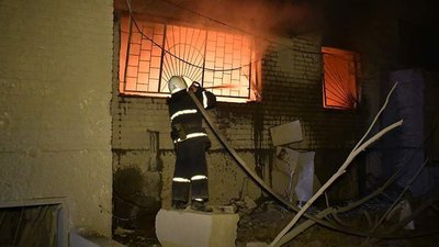 Ракетний удар по Миколаєві. Виникли дві пожежі та зруйновані будинки Ракетний удар по Миколаєві. Виникли дві пожежі та зруйновані будинки