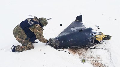 Вибухотехнік поліції знешкоджує бойову частину збитого на Чернігівщині безпілотника РФ