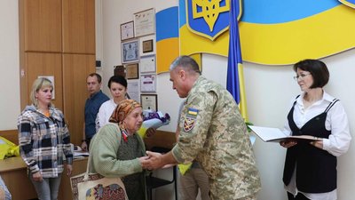 У Житомирі родинам загиблих військових передали державні нагороди У Житомирі родинам загиблих військових передали державні нагороди