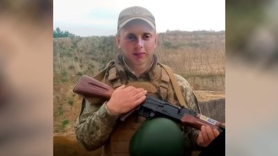 На Чернігівщині попрощалися з двома бійцями, які загинули на Донеччині та Луганщині На Чернігівщині попрощалися з двома бійцями, які загинули на Донеччині та Луганщині