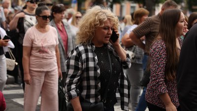 У Чернівцях понад сто інвесторів, які не можуть отримати куплені квартири, прийшли під апеляційний суд У Чернівцях понад сто інвесторів, які не можуть отримати куплені квартири, прийшли під апеляційний суд