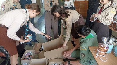 Пластуни вантажать паски, акція "Діти - дітям" Пластуни вантажать паски, акція "Діти - дітям"
