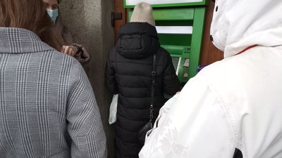 Банкомат картки не приймає. Гроші можна зняти лише за номером телефону. Банкомат картки не приймає. Гроші можна зняти лише за номером телефону.