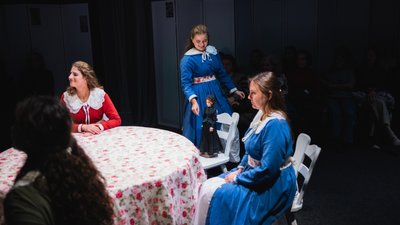«Про потребу триматися попри все»: у Луцьку показали виставу «Кімната Левчанівської» «Про потребу триматися попри все»: у Луцьку показали виставу «Кімната Левчанівської»