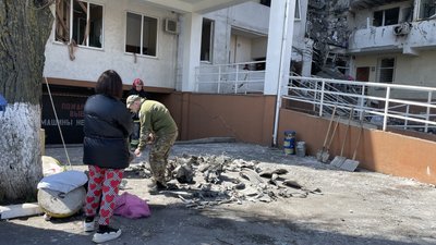 В Одесі продовжують розбирати завали від ракетного удару В Одесі продовжують розбирати завали від ракетного удару
