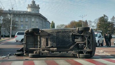 У Чернігові на Красній площі через ДТП автівка перекинулась на бік