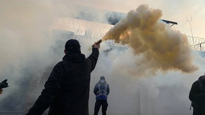 Демонстранти вигукували гасла на підтримку ув’язненого та палили фаєри Демонстранти вигукували гасла на підтримку ув’язненого та палили фаєри