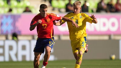 Данило Кревсун у боротьбі за м'яч з іспанцем Гарсією