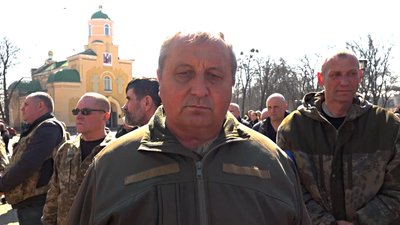 Потрапив під авіаудар: на Прилуччині попрощалися з військовим, який обороняв Чернігів Потрапив під авіаудар: на Прилуччині попрощалися з військовим, який обороняв Чернігів