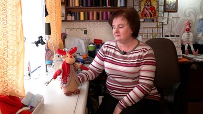 "Краду в себе час, щоб зробити потіху": кравчиня з Рівненщини виготовляє новорічних гномів та оленів