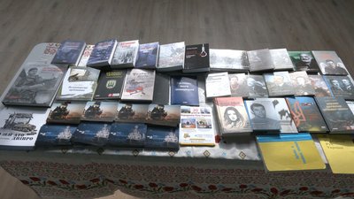 Волонтери з Дніпра привезли 30 книжок про історію України до Вільнянська Волонтери з Дніпра привезли 30 книжок про історію України до Вільнянська