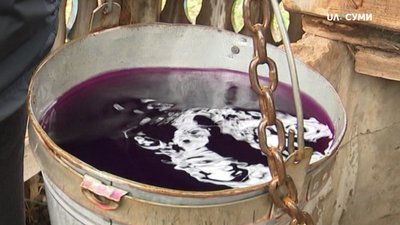 Мешканці села на Сумщині виявили в колодязі фіолетову воду
