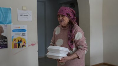 Жінка з обідом від ГО "Плурітон"