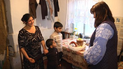 Багатодітна мама Сабіна з 5 дітьми місяць тому переїхала на Хмельниччину з Херсона. Багатодітна мама Сабіна з 5 дітьми місяць тому переїхала на Хмельниччину з Херсона.