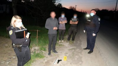 На Франківщині чоловік стріляв посеред вулиці з пістолета На Франківщині чоловік стріляв посеред вулиці з пістолета