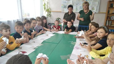 Діти для ЗСУ – на Житомирщині діти малювали малюнки та виготовляли обереги Діти для ЗСУ – на Житомирщині діти малювали малюнки та виготовляли обереги