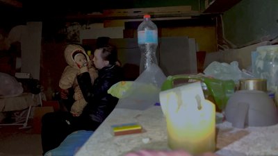Без світла та тепла: харківська родина з 4-місячною дитиною місяць живе у підвалі