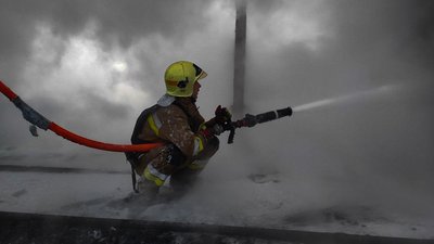 Миколаївські вогнеборці загасили три пожежі, спричинені російськими обстрілами Миколаївські вогнеборці загасили три пожежі, спричинені російськими обстрілами