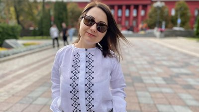 Вишиванки як у Бандери: у Чернівцях за виручені гроші від унікальних сорочок купили реанімобіль та 35 бронежилетів
