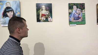 Житомирянин Дмитро Галич створює малюнки на одязі Житомирянин Дмитро Галич створює малюнки на одязі