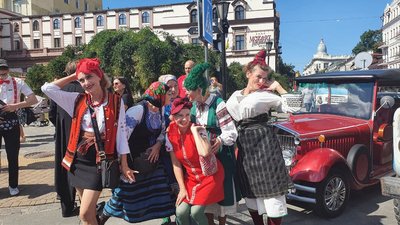 Комедіада-2021: в Одесі стартував парад клоунів та мімів Комедіада-2021: в Одесі стартував парад клоунів та мімів