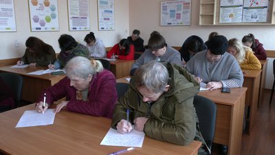 У Рівному переселенці долучились до написання Всеукраїнського диктанту Національної єдності
