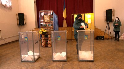 Проміжні вибори на Прикарпатті. Як проходило голосування на дільницях в Делятині та Яремчі Проміжні вибори на Прикарпатті. Як проходило голосування на дільницях в Делятині та Яремчі