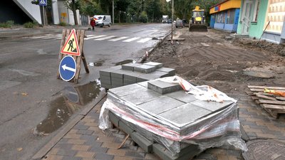 Ремонт тротуарів: як у Рівному відновлюють пішохідні зони та як реагують рівняни Ремонт тротуарів: як у Рівному відновлюють пішохідні зони та як реагують рівняни