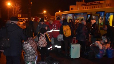 Евакуація із прифронтових районів: на Житомирщину прибув черговий потяг із переселенцями Евакуація із прифронтових районів: на Житомирщину прибув черговий потяг із переселенцями