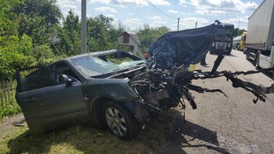 На Рівненщині легковик врізався у автокран: обидва водії загинули