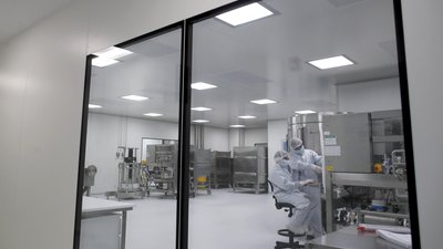 Лаборанти біофармацевтичної компанії mAbxience працюють над експериментальною вакциною від AstraZeeca та Оксфордського університету Лаборанти біофармацевтичної компанії mAbxience працюють над експериментальною вакциною від AstraZeeca та Оксфордського університету