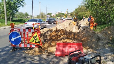 Замінюють 48 метрів труби: у Луцьку комунальники ладять водогін, де через порив відімкнули воду Замінюють 48 метрів труби: у Луцьку комунальники ладять водогін, де через порив відімкнули воду