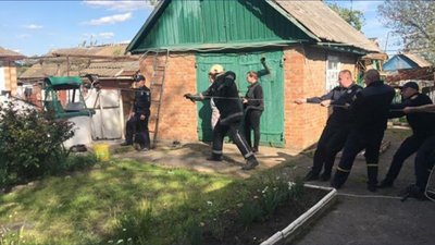Рятувальники витягли чоловіка із криниці на Кам’янщині