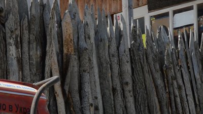 Нижче дерев'яного забору –- Борис Гора зробив стіну із шин. Нижче дерев'яного забору –- Борис Гора зробив стіну із шин.