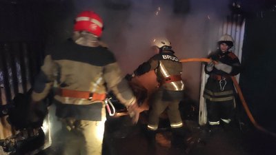 Гараж з двома автомобілями горів в Ужгороді. Вогонь перекинувся на сусідній гараж