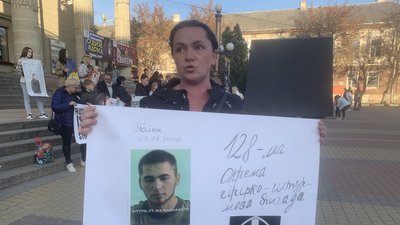У Тернополі провели акцію на підтримку полонених військових У Тернополі провели акцію на підтримку полонених військових