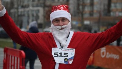 У Дніпрі на благодійному "забігу миколайчиків" збирали кошти для допомоги дітям без батьківської опіки У Дніпрі на благодійному "забігу миколайчиків" збирали кошти для допомоги дітям без батьківської опіки