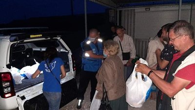 Біля КПВВ "Новотроїцьке" знову ночували люди Біля КПВВ "Новотроїцьке" знову ночували люди
