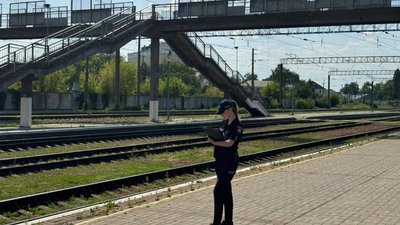 В Яготині жінка скинула собаку з залізничного мосту: поліція Київщини розслідує інцидент