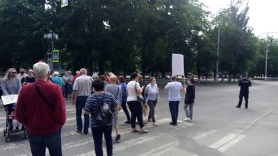 Перекрили дорогу, щоб запрацювали ліфти. Жителі Херсона провели акцію протесту