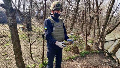 В Ужгороді біля річки знайшли міну