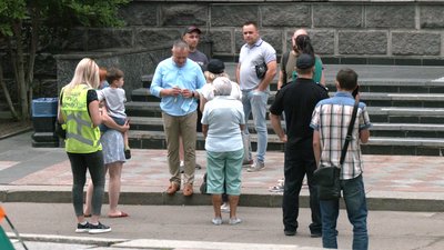 У Рівному вкладники недобудів оголосили голодування під мерією У Рівному вкладники недобудів оголосили голодування під мерією