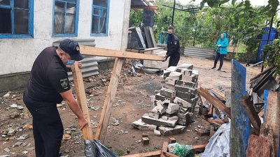 Буревій на Херсонщині: наслідки негоди усувають досі Буревій на Херсонщині: наслідки негоди усувають досі